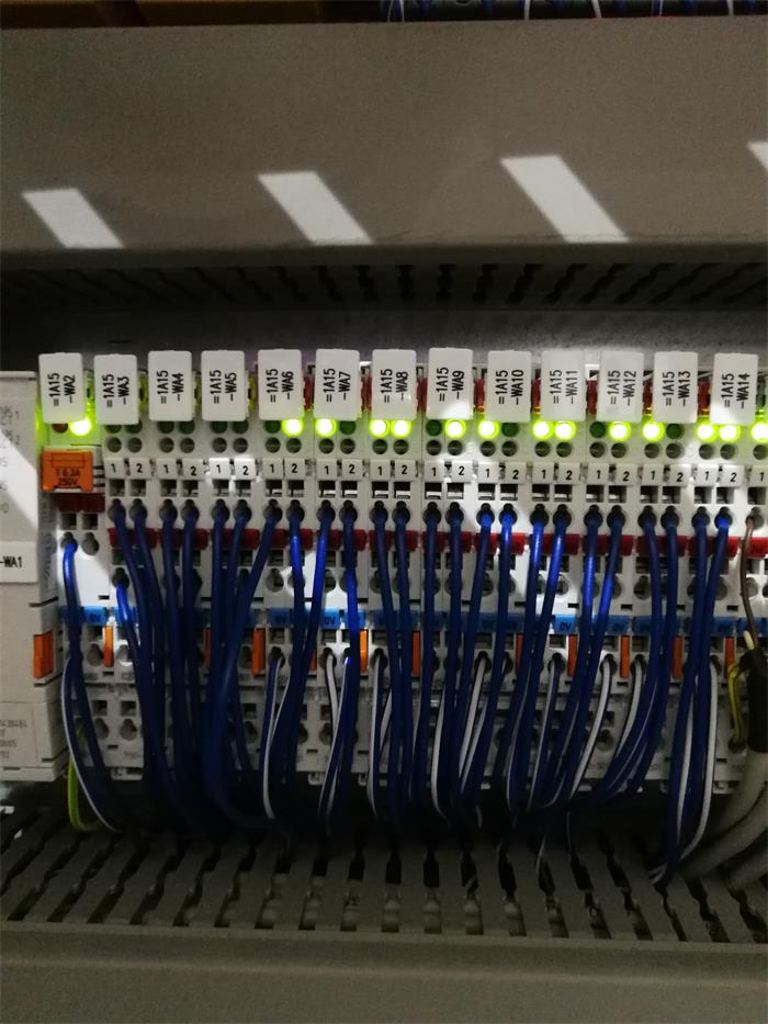 ���ڂ�ݔ��(sh��)��(j��)����ՠt�t�����ϵ�y(t��ng)PLC